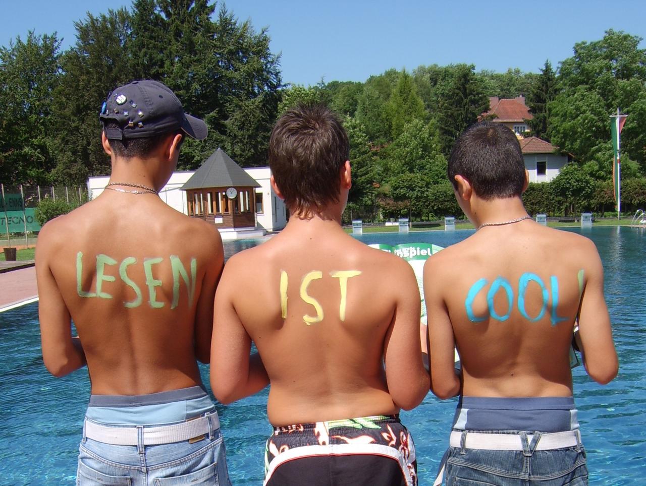 Jugendliche Lesen Freibad